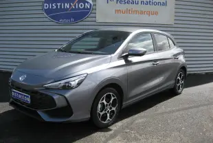 Vue 3/4 avant droite d'une MG3 gris métallisé 2025 avec jantes alliage et calandre noire distinctive.