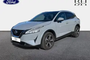 Nissan Qashqai 1.3 Mild Hybrid gris Argile en 3/4 avant droit, avec jantes alu et phares LED distinctifs.