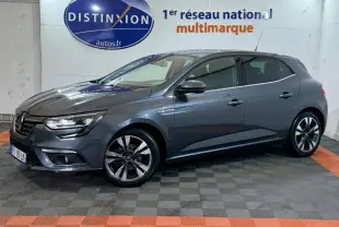 Renault Mégane Intens gris foncé vue de profil droit en intérieur, avec jantes alliage et phares LED allumés.