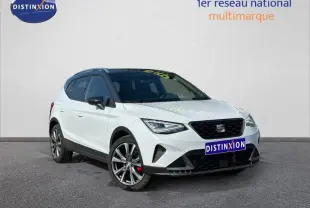 SEAT Arona 1.0 TSI 115ch FR blanc Candy avec toit noir Minuit, vue 3/4 avant mettant en valeur ses jantes et calandre noire.