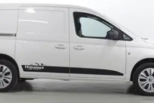 Profil droit d'un Volkswagen Caddy Maxi blanc 2025 avec logo Himalaya soulignant sa garde au sol rehaussée.