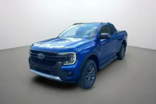 Ford Ranger 2.0 205 Wildtrak Supercab bleu lightning en 3/4 avant droit avec barres de toit et marchepieds.