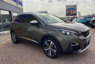 Peugeot 3008 GT gris amazonite vue 3/4 avant droit avec jantes alliage et rétroviseurs chromés.