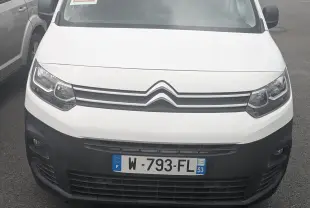 Vue de face d'un utilitaire Citroën Berlingo blanc avec pare-chocs noir et plaque d'immatriculation française.
