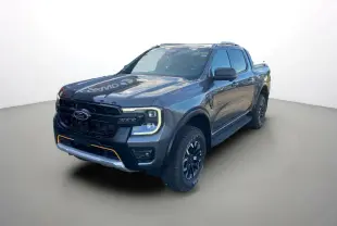 Ford Ranger 2025 gris carbone en 3/4 avant droit avec calandre noire et éclairage auxiliaire orange.