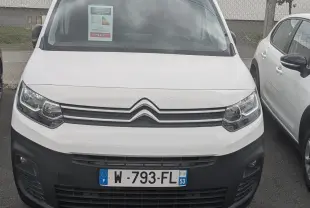 Vue frontale d'un Citroën Berlingo blanc 2019 avec calandre noire et plaque d'immatriculation française visible.