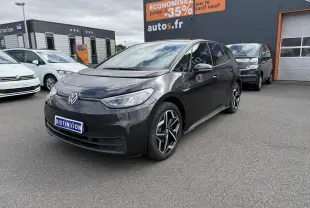 Volkswagen ID.3 Pro S gris manganèse avec toit noir, vue 3/4 avant droite sur parking devant un bâtiment commercial.