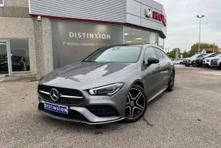 Mercedes Classe CLA Shooting Brake 250 AMG Line gris montagne métallisé vue 3/4 avant avec jantes AMG noires devant un concessionnaire