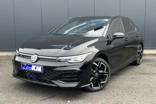 Volkswagen Golf VIII noire vue 3/4 avant avec calandre R-Line laquée et jantes alliage 18 pouces York.