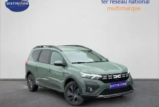 Dacia Jogger 2025 kaki lichen en 3/4 avant droit, break familial 7 places avec toit noir et jantes foncées.