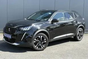 Peugeot 2008 GT noir Onyx vue 3/4 avant droit, jantes bi-tons et signature lumineuse LED 3 griffes visibles.