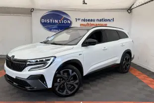 Renault Espace esprit Alpine blanc vu en 3/4 avant droit, avec jantes noires et toit panoramique.