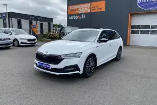 Skoda Octavia Combi blanc Moon métallisé vue 3/4 avant droit avec jantes alliage noires polies.