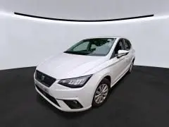 SEAT Ibiza 1.0 MPI blanche vue en 3/4 avant droit, avec phares LED et jantes alliage 15 pouces dans un studio blanc.