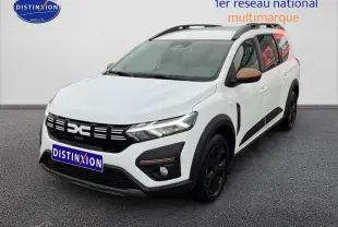 Vue 3/4 avant droite d'un Dacia Jogger blanc avec rétroviseurs marron et jantes noires sur fond neutre.