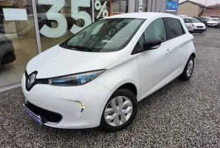 Renault ZOE électrique blanc vue 3/4 avant droit, avec phares LED et rétroviseurs noirs brillants.