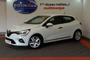 Renault Clio Business blanche vue de profil droit en intérieur, avec jantes alliage et feux LED allumés.