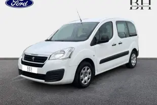 Peugeot Partner Tepee blanc Banquise vu en 3/4 avant droit, avec portes latérales coulissantes et enjoliveurs d'origine.