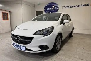 Opel Corsa blanche 2018 vue 3/4 avant droit dans un showroom avec plaque "OCCASION" visible.