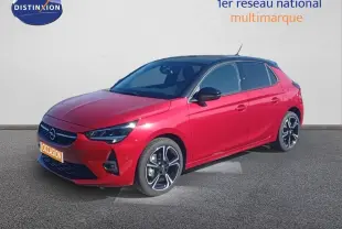 Opel Corsa rouge Kardio métal avec toit noir vue 3/4 avant droit, jantes alliage noires et phares LED allumés.