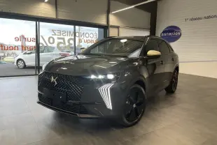 DS7 Crossback gris titanium en 3/4 avant droit avec calandre DS Wings noir brillant et coques de rétroviseurs dorées satinées.