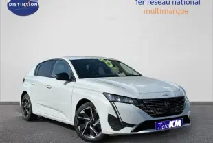 Peugeot 308 blanche vue en 3/4 avant droit avec calandre noire et jantes alliage distinctives.