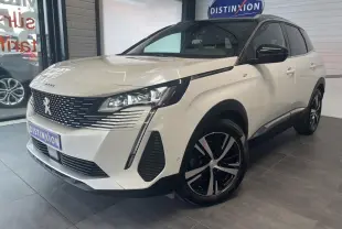 Peugeot 3008 GT blanc nacré en 3/4 avant droit avec toit noir et jantes alliage bi-ton diamantées.