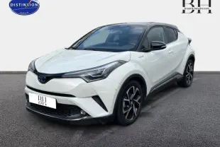 Toyota C-HR 122h Collection blanc nacré bi-ton en vue 3/4 avant, soulignant son design moderne et ses jantes alu noires.