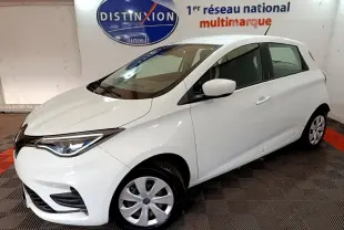 Renault ZOE Business R110 blanc vue 3/4 avant droit en intérieur avec phares LED et jantes acier.