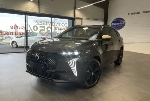 DS7 Crossback gris titanium en 3/4 avant droit avec calandre noire et coques de rétroviseurs dorées satinées.