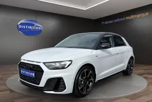 Audi A1 Sportback blanc avec toit noir, vue 3/4 avant droit, jantes 18 pouces noires et calandre hexagonale.