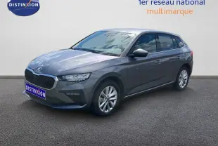 SKODA SCALA gris magnétique métal en 3/4 avant droit, avec jantes alliage et calandre noire distinctive.