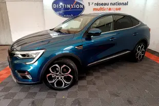 Renault Arkana Techno E-Tech bleu en vue 3/4 avant droit, avec jantes alliage distinctives et lignes fluides.