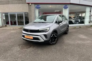 Opel Crossland Essence Turbo 130ch Elegance Business BVA gris Pierre de Lune, vue 3/4 avant avec jantes noires et calandre noire.