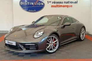 Vue 3/4 avant droite d'une Porsche 911 Carrera 4S Coupé gris foncé avec jantes alliage et étriers de frein rouges.