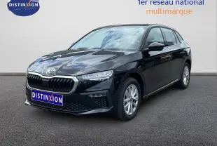 Vue 3/4 avant droite d'une Skoda Scala noire métallisée avec calandre distinctive et jantes argentées.