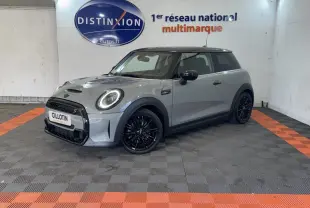 MINI Cooper S Edition Camden gris clair vue 3/4 avant droit avec toit noir et jantes noires en showroom.