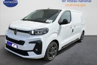 Vue 3/4 avant droite d’un Citroën Jumpy blanc Kaolin avec jantes noires et calandre distinctive noire.