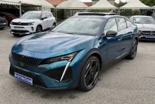 Peugeot 408 PHEV 225 GT bleu vue 3/4 avant droit avec calandre noire et jantes noires distinctives.