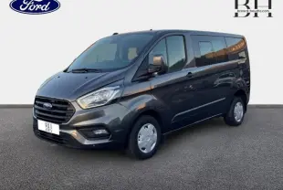 Fourgon Ford Transit Custom gris magnétic métallisé vu en 3/4 avant droit sur fond neutre.