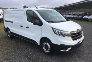 Renault Trafic Fourgon blanc en vue 3/4 avant droit, avec calandre noire et jantes acier simples.