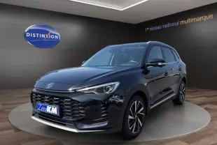 Vue 3/4 avant d’un SUV MG ZS noir avec calandre imposante et feux à LED dans un showroom.