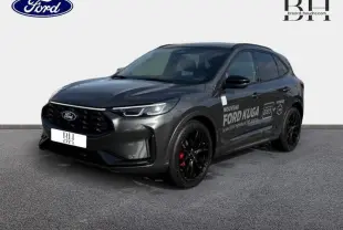 Vue 3/4 avant droit d'un Ford Kuga 2025 gris métallisé avec jantes noires et marquages publicitaires sur la porte.