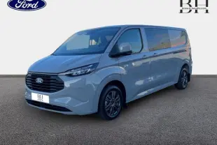 Vue 3/4 avant droit du Ford Transit Custom Fourgon gris Matter Spéciale avec jantes alu gris carbone et vitres latérales teintées.