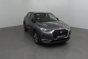 DS3 Crossback gris platinium en 3/4 avant droit, avec calandre hexagonale et logo DS bien visible.