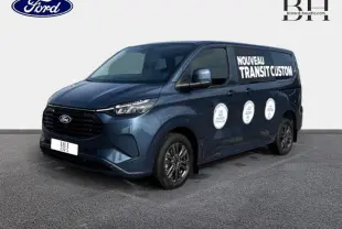 Ford Transit Custom bleu azur métallisé vu de 3/4 avant droit avec marquage publicitaire blanc sur la porte latérale