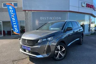 Peugeot 5008 gris Artense vue 3/4 avant droit, avec calandre noire et jantes alliage bicolores.