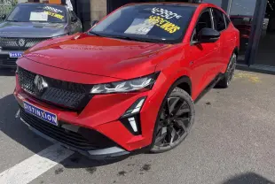 Vue 3/4 avant droite d’une Renault Rafale rouge flamme avec toit noir et jantes noires diamantées.