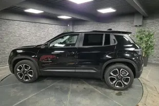 Vue de profil côté gauche du Jeep Avenger noir 2025 avec jantes alliage et vitres arrière surteintées.
