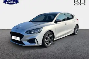 Ford Focus 1.5 TDCi ST Line gris lunaire vue 3/4 avant droit avec jantes alu et feux LED distinctifs.
